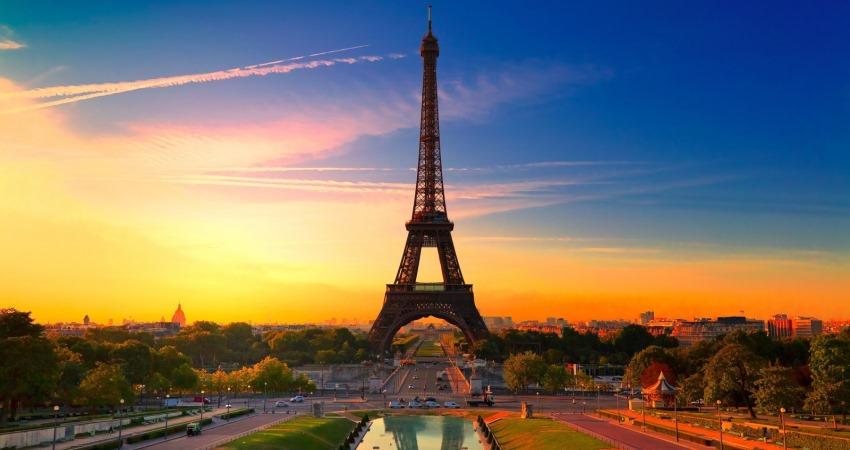 Ternyata Ada Kamar Rahasia di Puncak Menara Eiffel