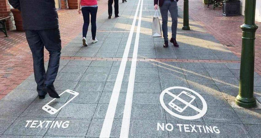 Text Walking Lane, Inilah Jalur Khusus WhatsApp Bagi Pejalan Kaki di Belgia